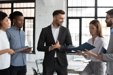 Çeşitli çalışanlar takım toplantısında iş fikirlerini tartıştılar