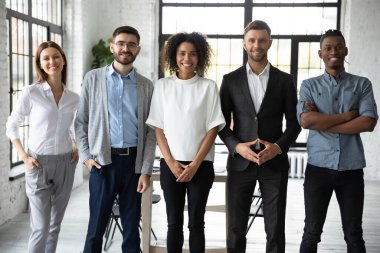 Ofisteki çoklu etnik kökenli gülümseyen çalışanların portresi