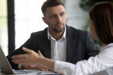 Ofisteki ekip toplantısında çeşitli iş adamlarının beyin fırtınası