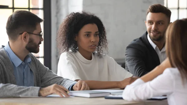 Employés multiraciaux discutent idée d'entreprise lors de la réunion d'équipe — Photo