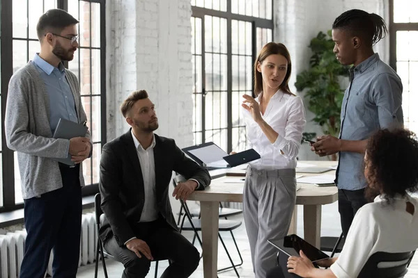 Jeunes gens d'affaires diversifiés engagés dans la pensée d'équipe au bureau — Photo