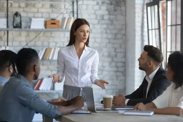 Femme d'affaires caucasienne confiante réunion à la tête au bureau — Photo