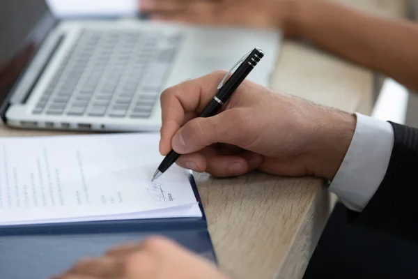 Sluiten van mannelijke sing papierwerk sluiting zakelijke deal — Stockfoto