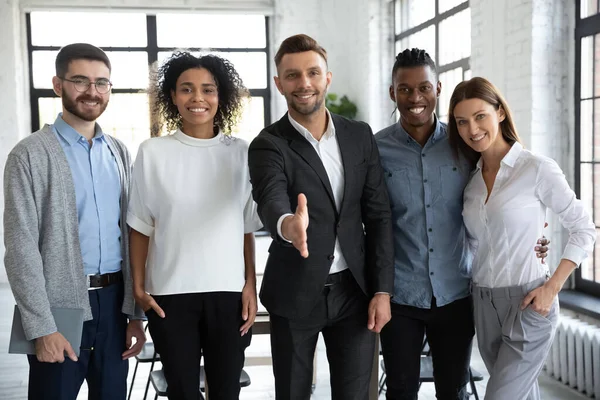 Retrato de diversos empresarios sonrientes conocen a un nuevo empleado — Foto de Stock