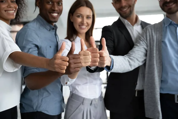 Primer plano de diversos empleados muestran pulgar hacia arriba — Foto de Stock