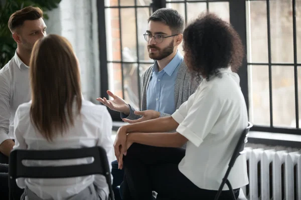 Diverse mensen zitten in een cirkel tijdens een mentale sessie — Stockfoto