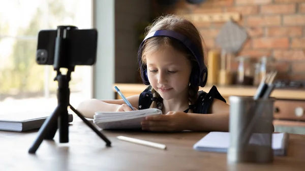 Schattig klein school pupil meisje leren op internet van thuis — Stockfoto