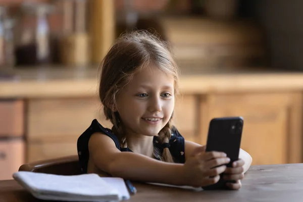 Gericht glimlachen gen Z meisje spelen online spel op smartphone — Stockfoto