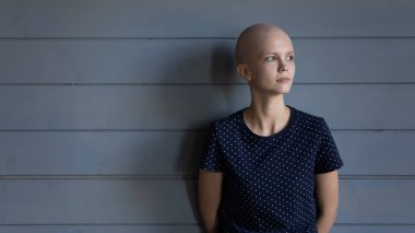 Ciddi düşünceli kanser savaşçısı umutla gözünü kaçırıyor.