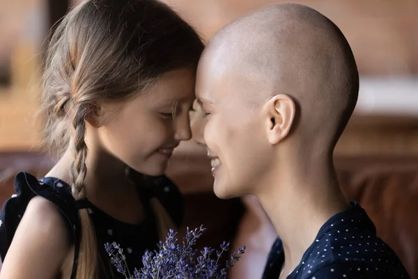 Happy grateful mom with cancer and sweet little daughter kid — Stock Photo, Image