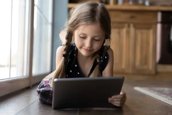 Gericht glimlachen gen Z meisje met behulp van app op tablet computer — Stockfoto