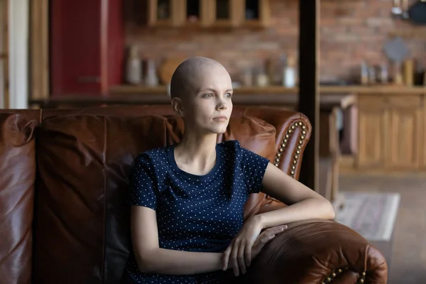 Mujer joven frustrada grave sin pelo cansada de luchar contra el cáncer —  Fotos de Stock