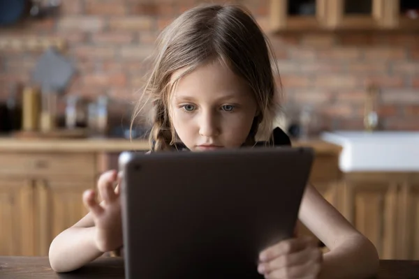 Gericht gen Z kleine schoolkind met behulp van online app op tablet — Stockfoto