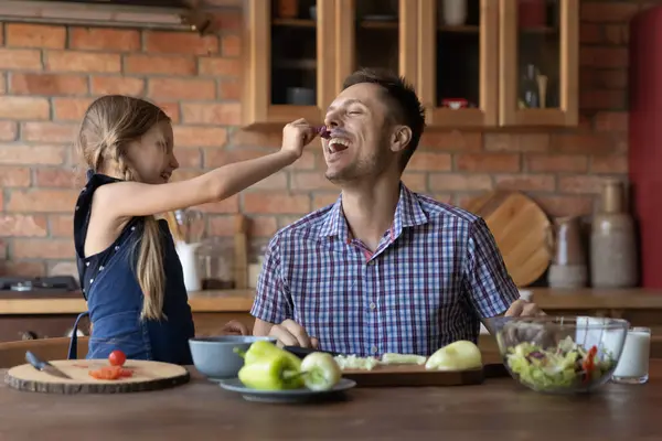 Šťastné dítě a otec se zabývají vařením doma — Stock fotografie