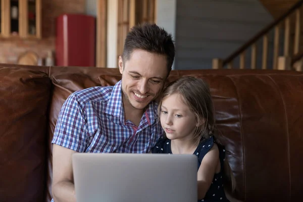 快乐的父亲和女儿在家里用笔记本电脑 — 图库照片