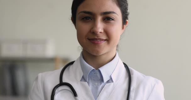 Close up indiana cardiologista feminino mostrando para câmera coração vermelho — Vídeo de Stock