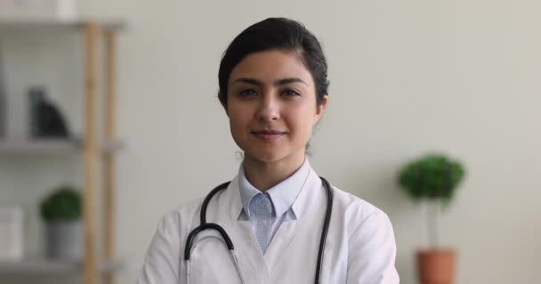 Headshot de médico indiano usar uniforme sorriso olhar para a câmera — Vídeo de Stock