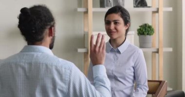 Hintliler ve Afrikalılar işaret dili kullanıyorlar.