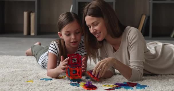 Cuidando feliz jovem mulher brincando com a filha pequena criança. — Vídeo de Stock