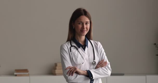 Feliz confiado joven médico posando en la clínica. — Vídeos de Stock