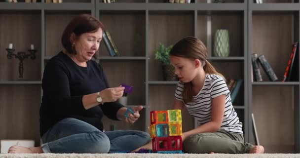 Feliz amante abuela mayor jugando juguetes con la nieta pequeña. — Vídeos de Stock