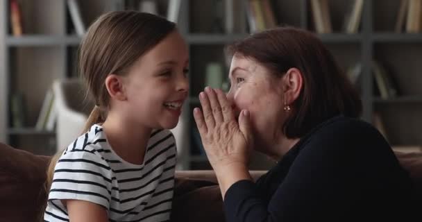 Glad äldre mormor dela hemligheter med barnbarn. — Stockvideo