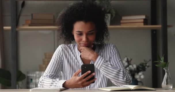 온라인 로또 상을 받은 행복 한 젊은 아프리카 계 미국인 여성. — 비디오