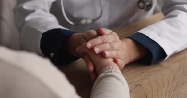 Close up compassionevole giovane medico sostenere vecchio paziente. — Video Stock