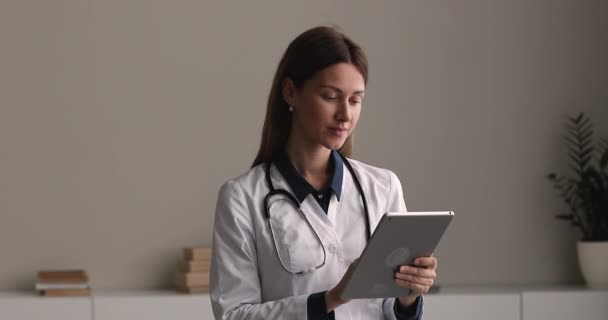 Heureux jeune médecin féminin en utilisant tablette numérique. — Video