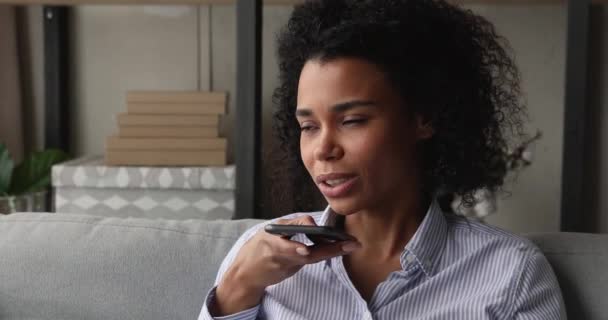 Mujer afroamericana joven grabando mensaje de audio en el teléfono celular. — Vídeos de Stock