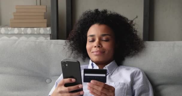 Feliz relaxado jovem africana compras em aplicativo móvel. — Vídeo de Stock