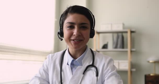 Médico general indio proporcionar médico a través de videollamada — Vídeo de stock