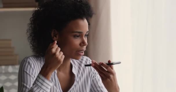 Souriant attrayante femme afro-américaine millénaire tenant conversation haut-parleur. — Video