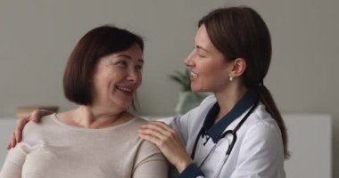 Mutlu, genç bir doktor, yaşlı bir hastaya bakıyor..