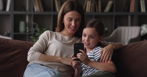快乐的年轻母亲和小女儿使用移动应用程序. — 图库视频影像