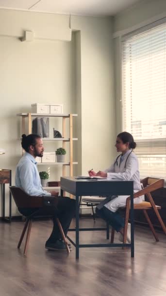 Vertical view Indian therapist talks to African patient during meeting — Stock Video