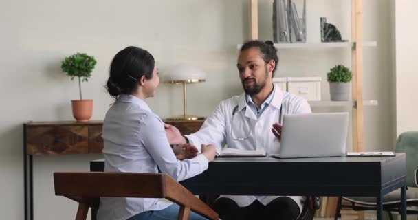 Une jeune Indienne reçoit une consultation professionnelle lors d'une visite à l'hôpital — Video