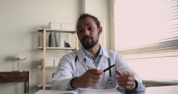 Thérapeute africain donne des conseils professionnels au patient par application de vidéoconférence — Video