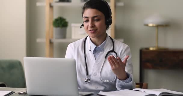 Médecin indien utilisation ordinateur portable fournir des services médicaux professionnels de la télésanté — Video