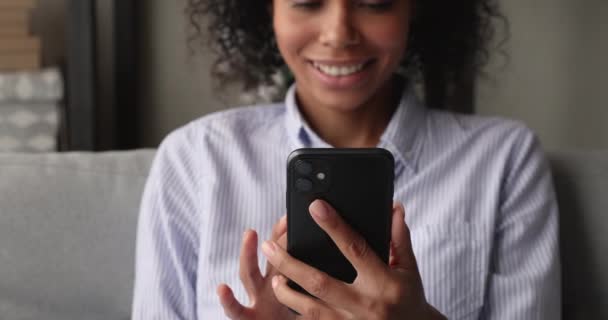 Закрыть счастливую африканскую этническую женщину с помощью смартфона. — стоковое видео