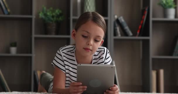 Klein schattig kind meisje met behulp van digitale tablet. — Stockvideo