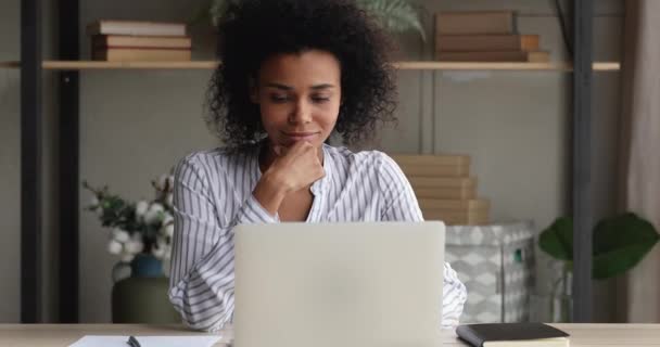 Jeune femme d'affaires africaine intelligente et concentrée travaillant à distance sur ordinateur. — Video