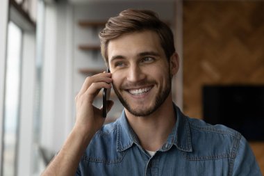 Mutlu olumlu milenyum adamı telefonla konuşuyor.