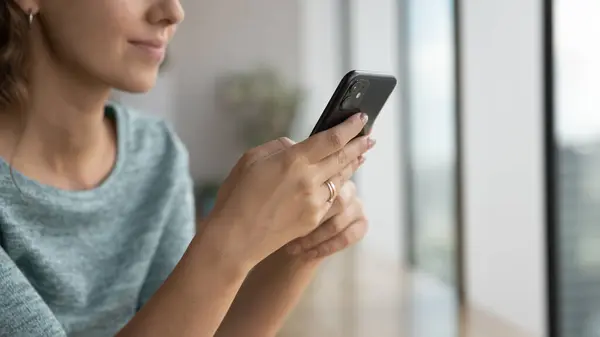 Young woman, teenage girl using app on mobile phone — Stock Photo, Image