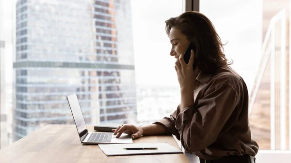 Empresária confiante feliz trabalhando no escritório, falando, — Fotografia de Stock