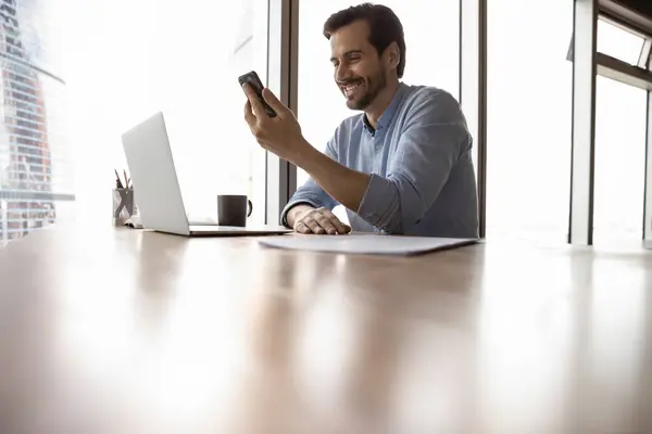 Szczęśliwy lider biznesu mężczyzna, biznesmen ze smartfonem podejmowania rozmowy wideo — Zdjęcie stockowe