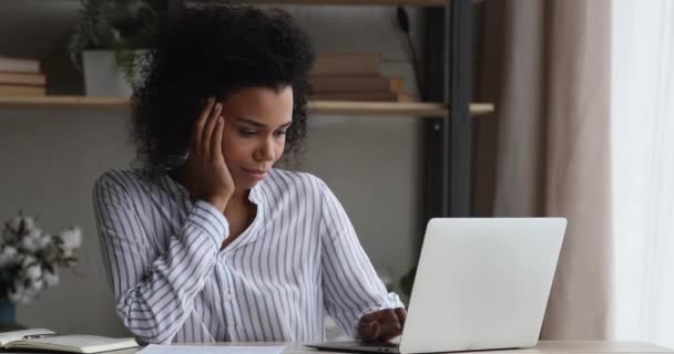 Pensativa mujer africana milenaria considerando la solución del problema. — Vídeos de Stock