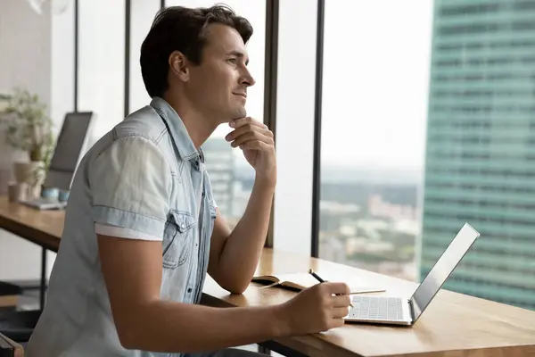 Pensativo feliz joven millennial trabajando en el ordenador portátil en el apartamento —  Fotos de Stock