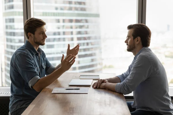 Zwei Geschäftsleute, Geschäftspartner treffen sich im Büro zu Verhandlungen — Stockfoto