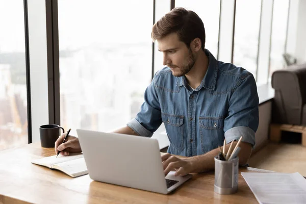 Empresario serio, empleado, empresario que trabaja en el ordenador portátil y la escritura —  Fotos de Stock